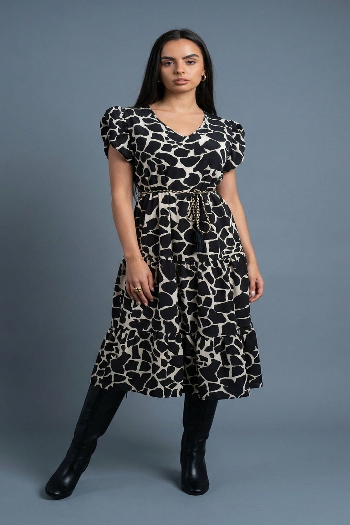 Noira Printed Short Sleeve Tiered Midi Dress With Waist Tie - Blackwhite