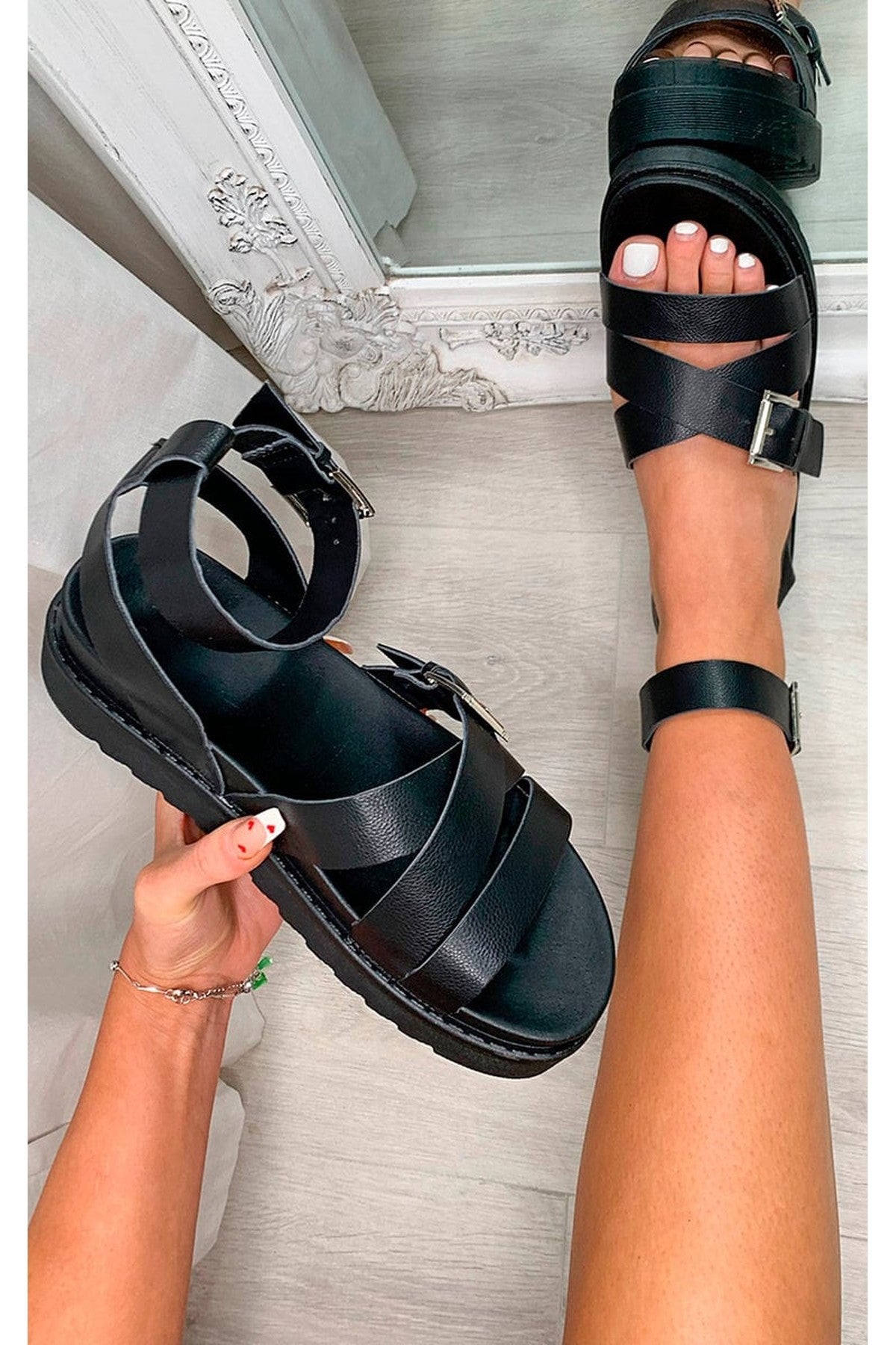 Alaiya Leather Chunky Platform Sandals - Black