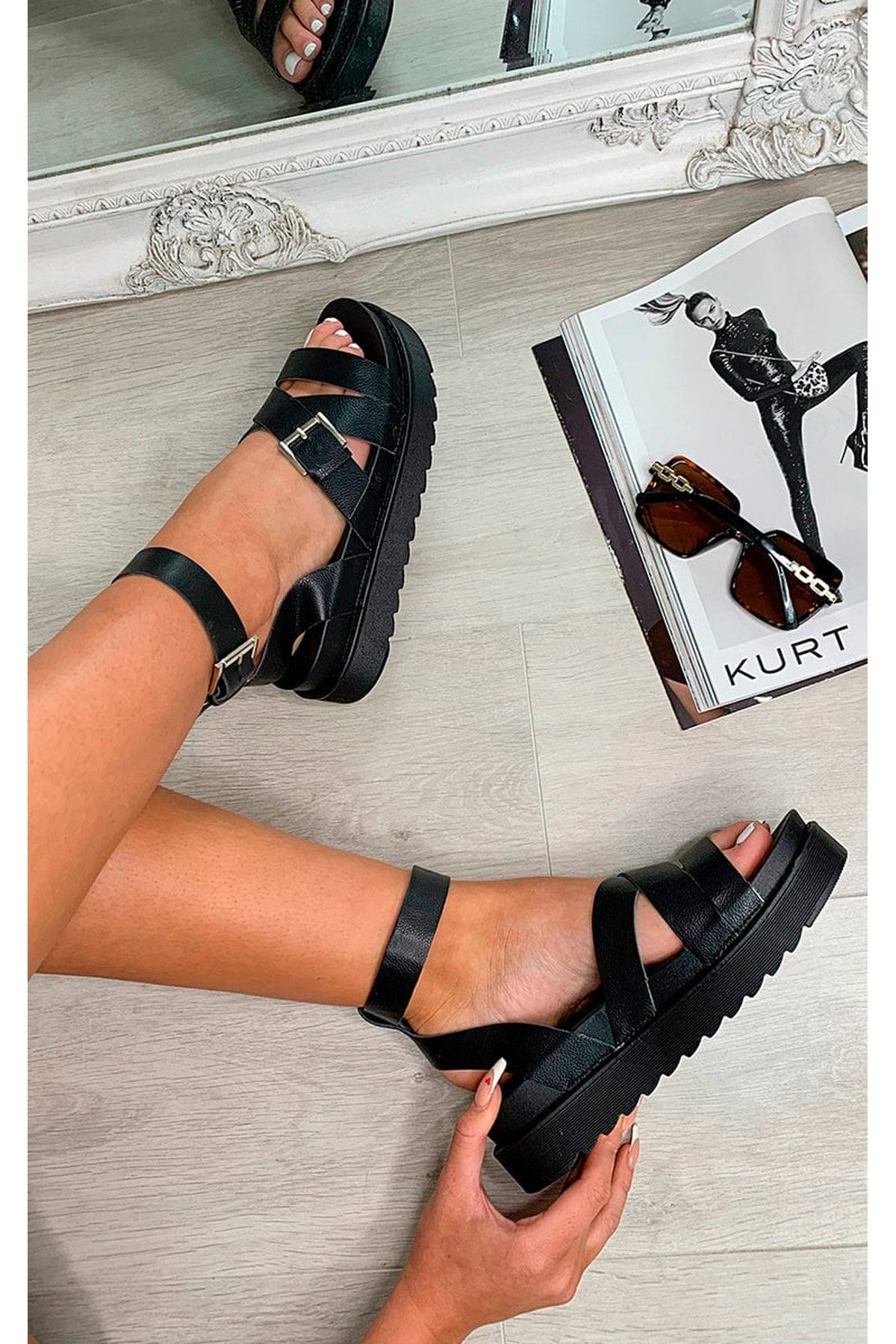 Alaiya Leather Chunky Platform Sandals - Black