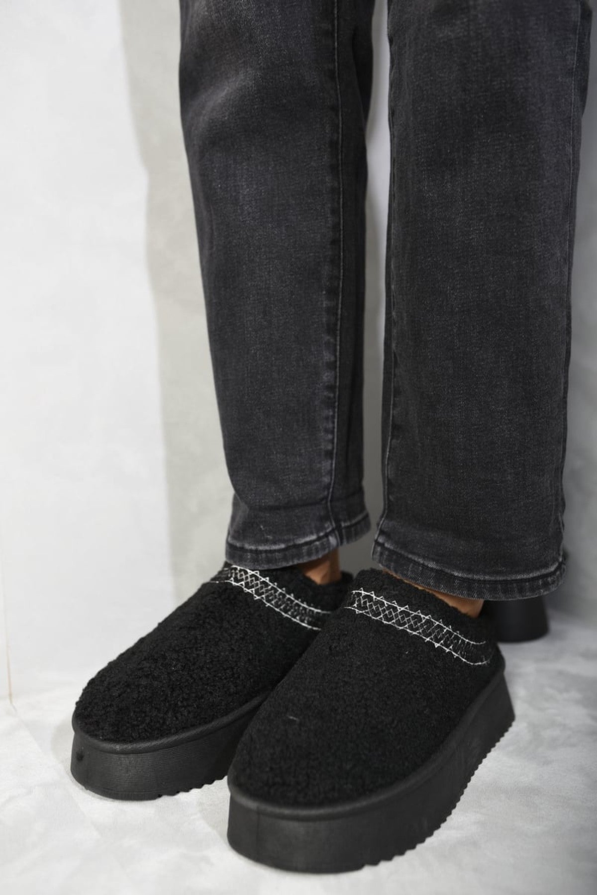Cora Ankle Cozy Plush Lining Thick Sole Fluffy Slippers - Black