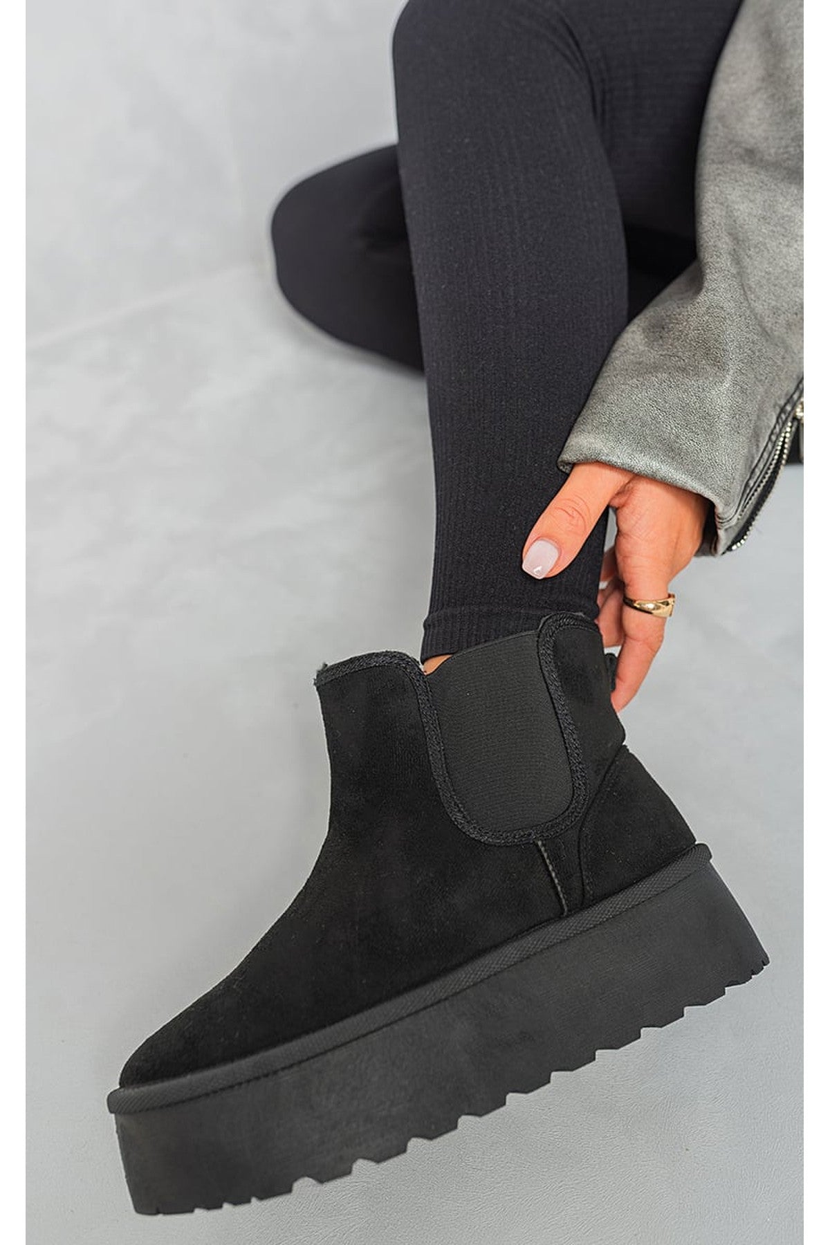 Edith Fluffy Platform Sole Chelsea Faux Fur Lined Ankle Boots - Black