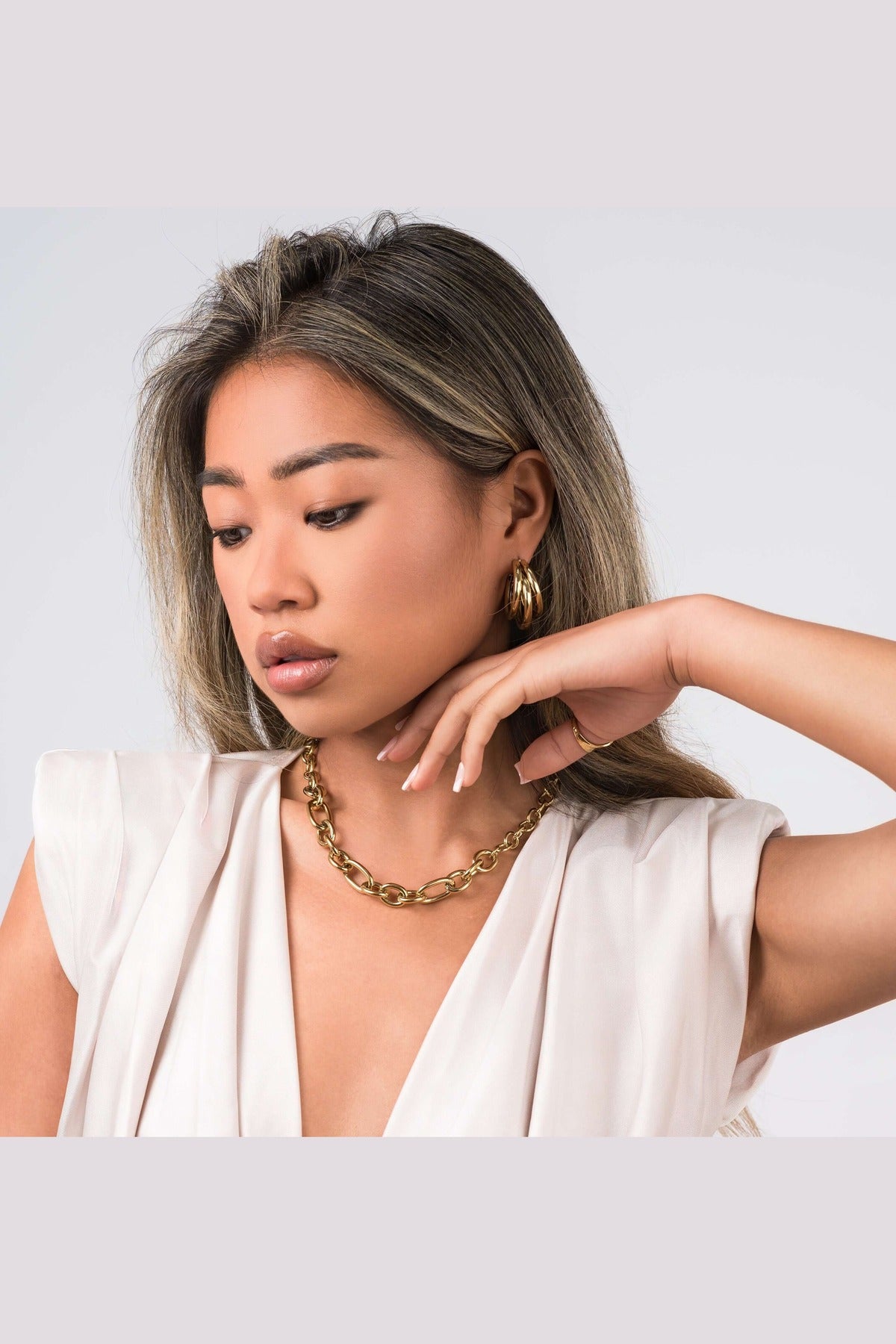 Model wearing the ARIIRA Sandra Oval Link Statement Chain Necklace, showcasing its modern elegance and bold design.