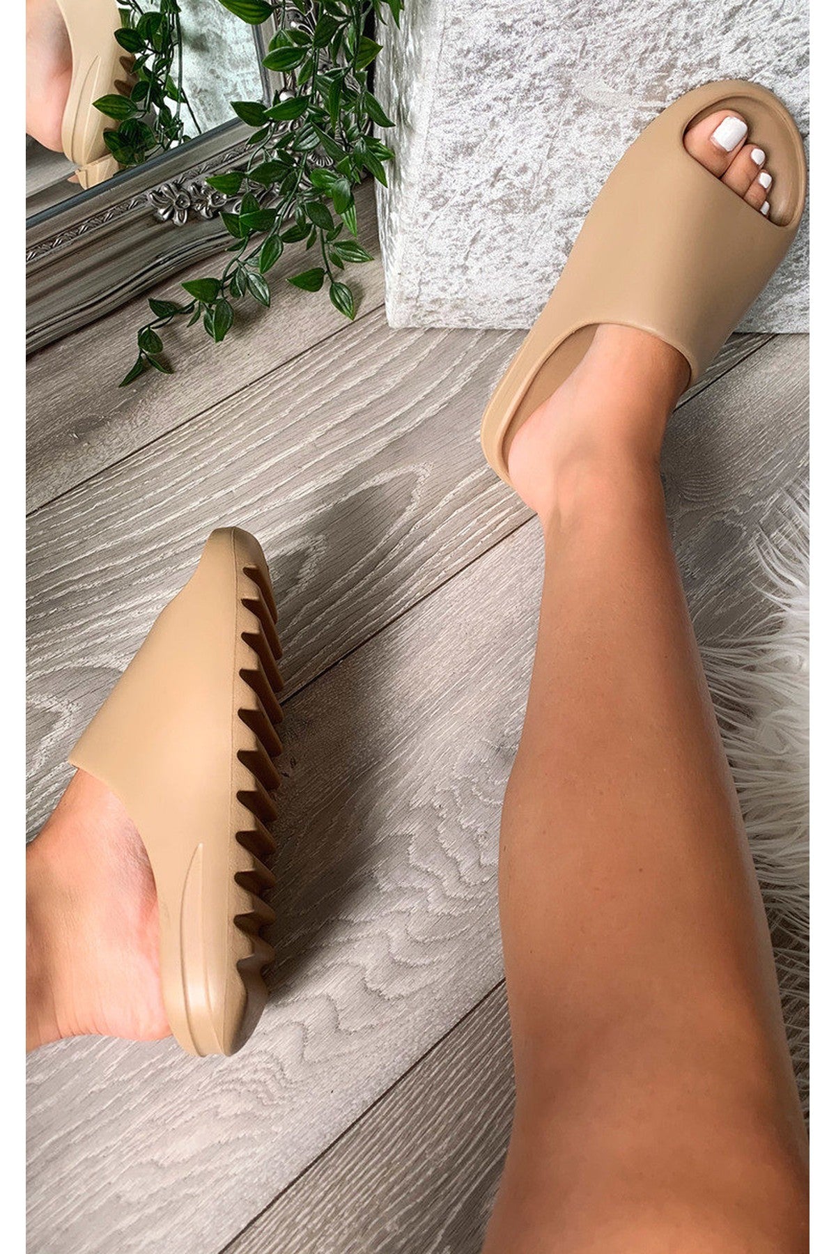 Lou Slip On Sandals - Mocha