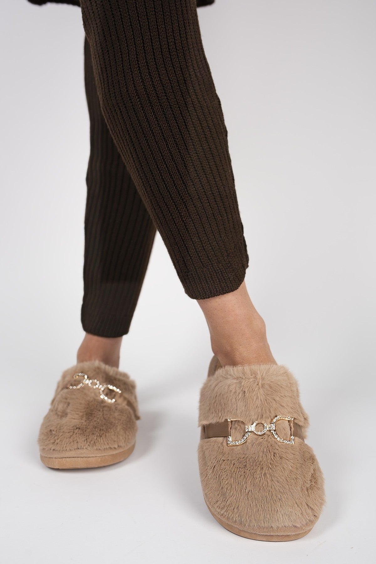 Noelia Faux Fur Slip-on Slippers With Gold Chain Detail - Mocha