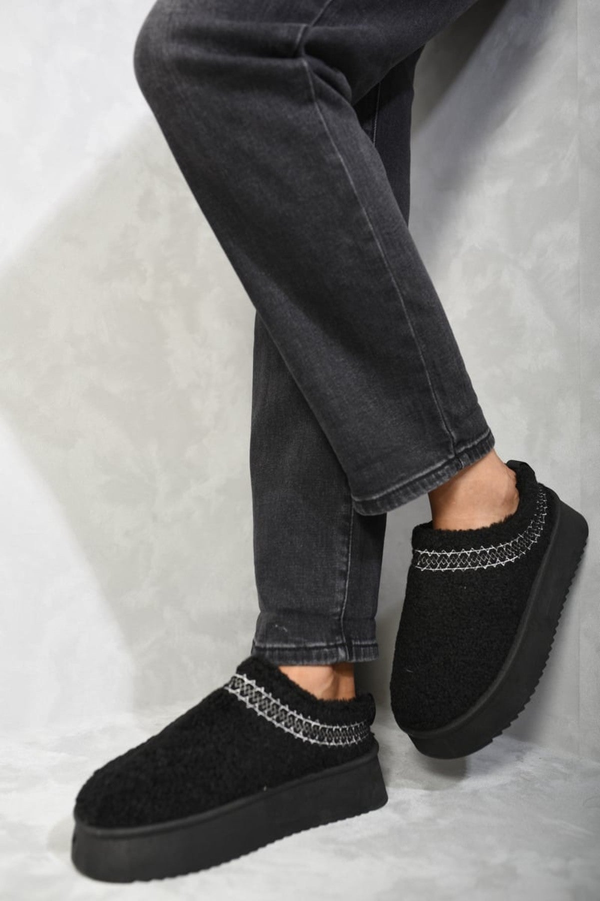 Cora Ankle Cozy Plush Lining Thick Sole Fluffy Slippers - Black