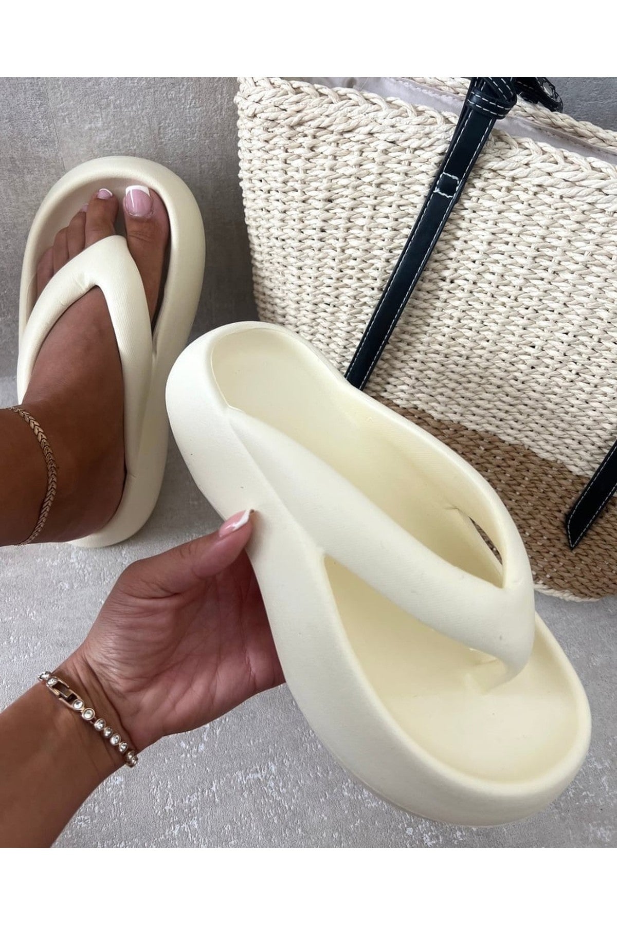 Cora Chunky Platform Flip-flops Sandals - Beige