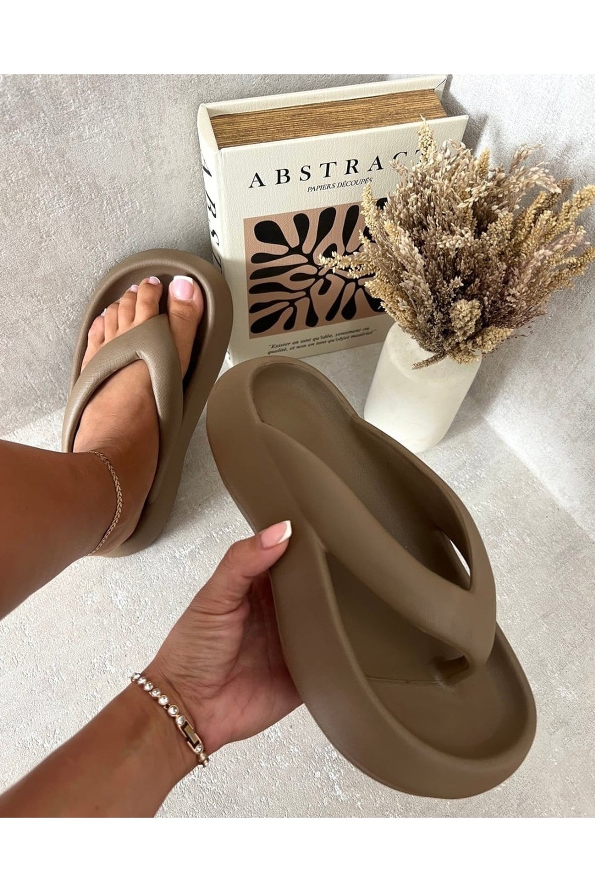 Cora Chunky Platform Flip-flops Sandals - Brown