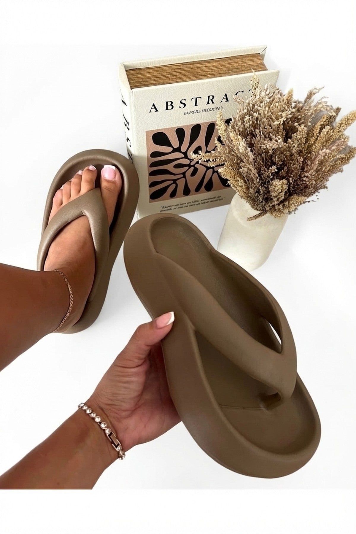 Cora Chunky Platform Flip-flops Sandals - Brown