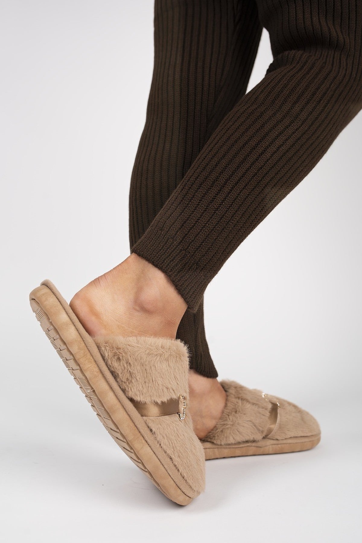 Noelia Faux Fur Slip-on Slippers With Gold Chain Detail - Mocha