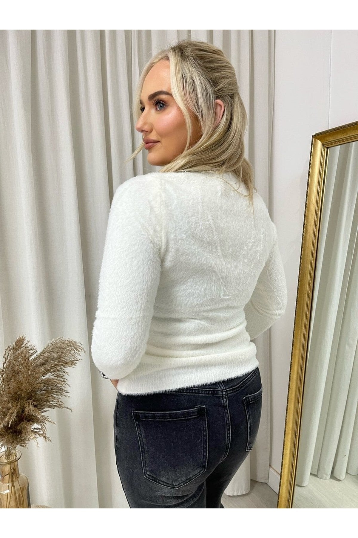 Stella Fitted Long Sleeve Fluffy Knitted Top - White