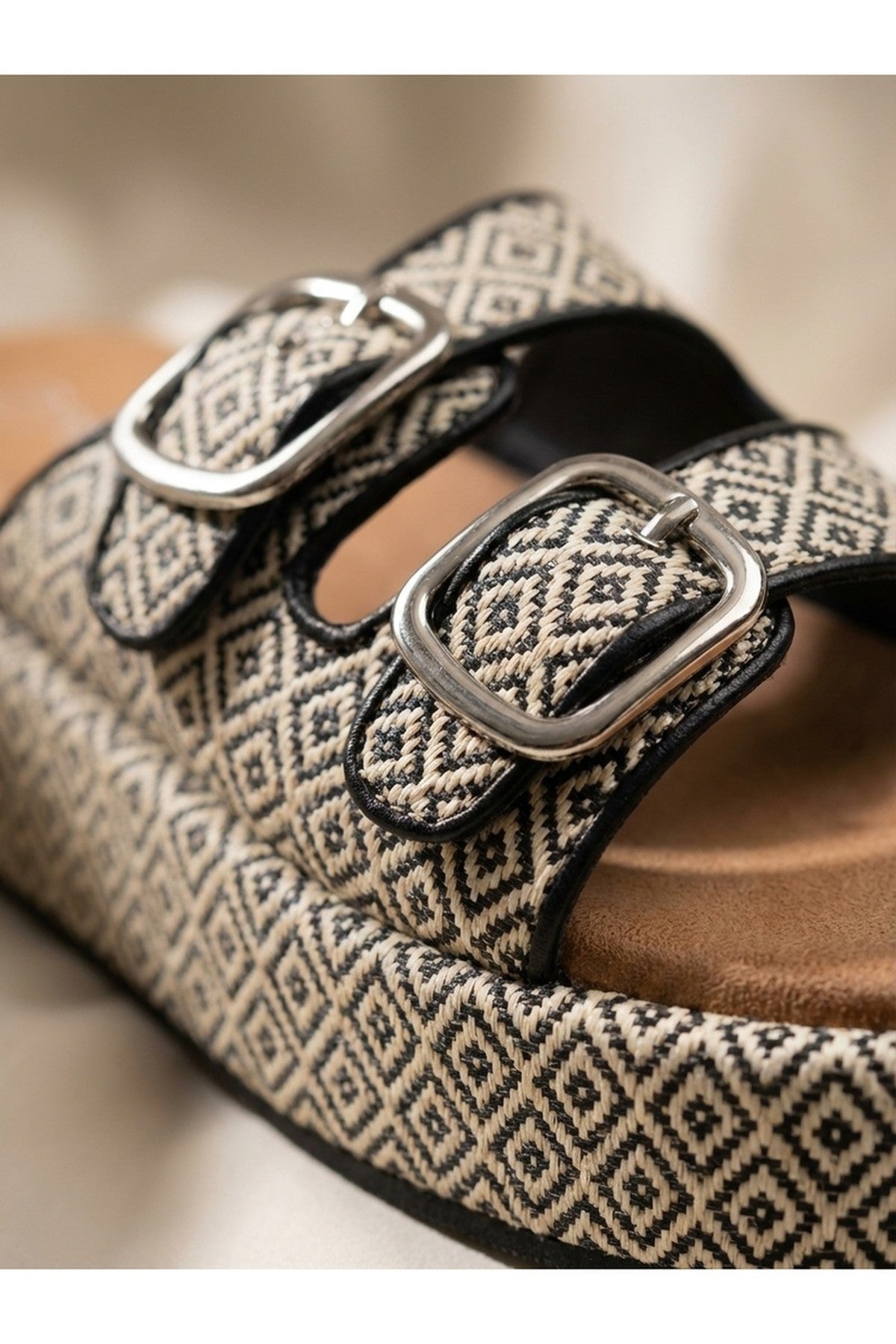 Vera Diamond Pattern Platform Sandals - Black